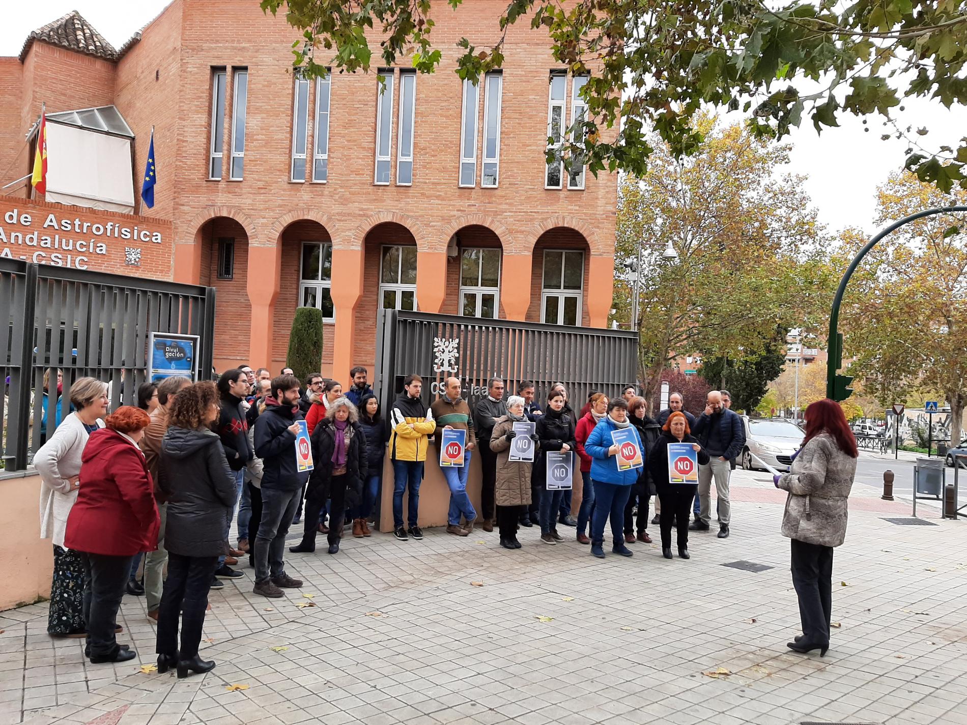 Concentración del personal del IAA-CSIC en la puerta del centro.