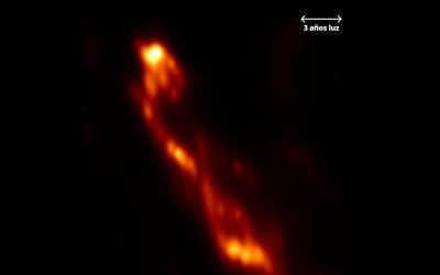 Observaciones con interferometría espacial revelan filamentos helicoidales en el chorro lanzado por un agujero negro supermasivo
