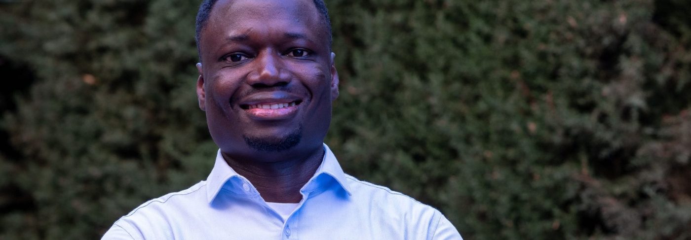 El estudio de la evolución de galaxias en entornos extremos